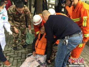 吃瓜群众合力救人视频播放,瓜民合力演绎感人救援瞬间