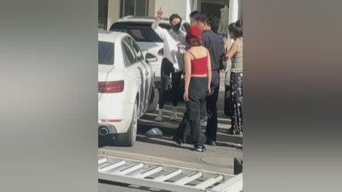 小三被抓吃瓜群众围观,吃瓜群众围观热议不断