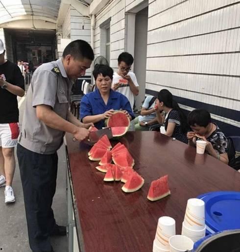 吃瓜群众图片大全高清,高清吃瓜群众图片大全赏析