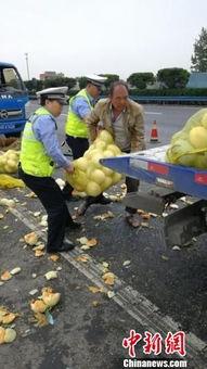 吃瓜群众吃瓜现场图片,吃瓜群众围观瓜界盛事